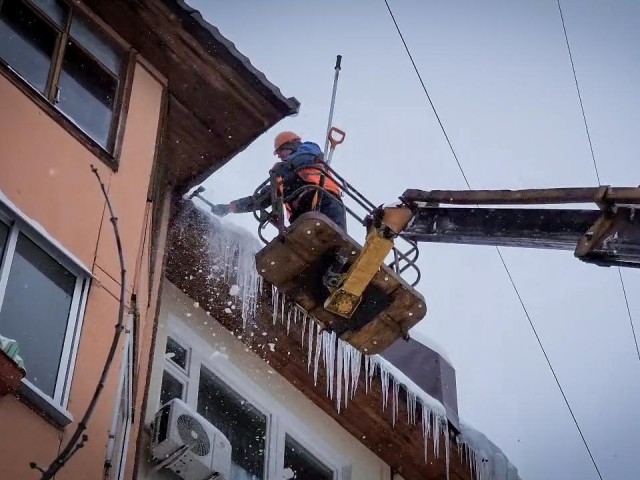 Снежные ловушки на крышах Долгопрудного: УК устраняет наледь