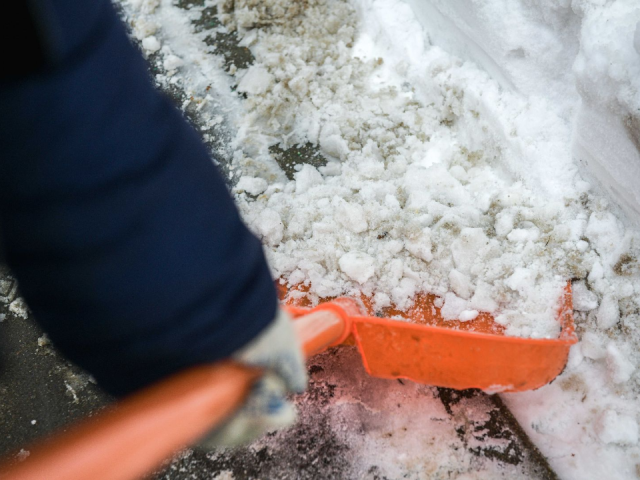 Я люблю снег: кубинец Хорхе покорил русскую зиму с лопатой в руках в Красногорске