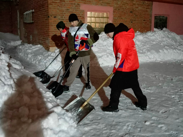 «Волонтеры Подмосковья» расчистили снег на территории детсада и школы в Зарайске