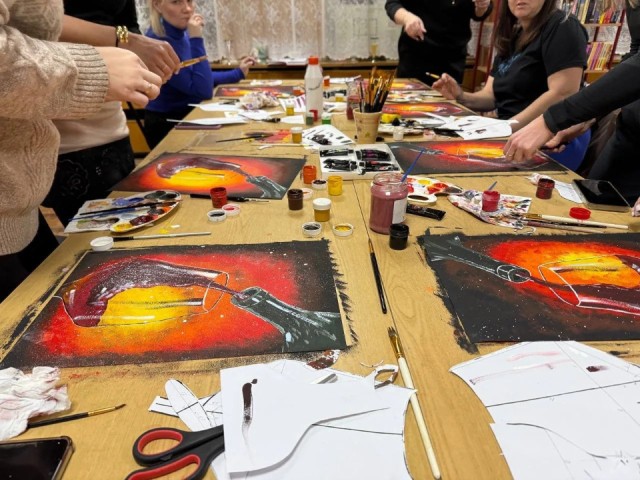 Арт-вечеринку с фуршетом устроили для дам в Ярополецкой библиотеке