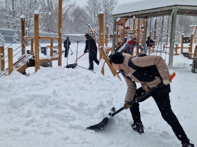 Снежный десант высадился в парке Мира