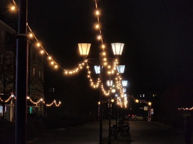 Город в огнях: уютную атмосферу для зимних вечерних прогулок создали в Лосино-Петровский