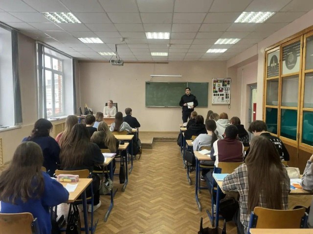 Зимний этап «Безопасности детства»: в Клину полицейские провели урок о правилах у железной дороги