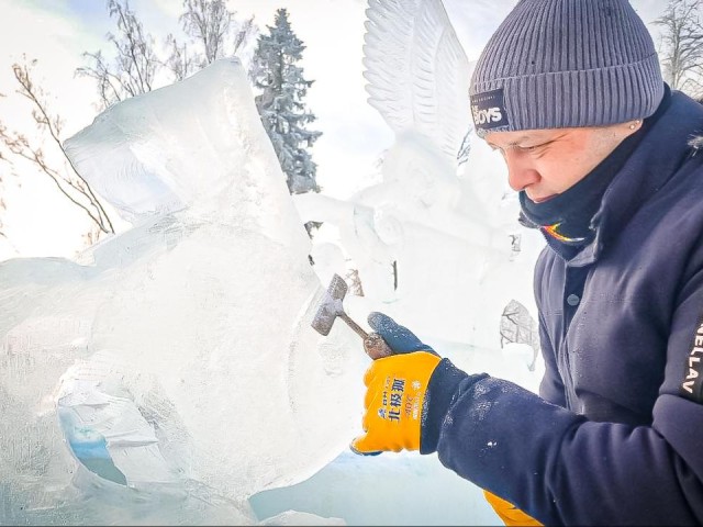 Ледяной ангел с вифлеемской звездой украсил пруд под Клином на Крещение