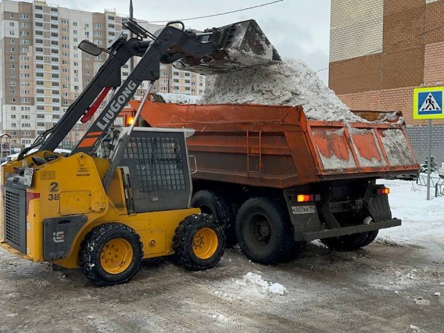Власти города привлекли дополнительную технику для расчистки дорог от снега