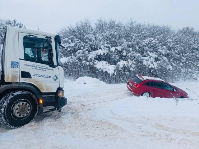 Герои «снежного апокалипсиса»: как мусоровозы «ЭкоЛайфа» спасают водителей на дорогах и чистят проезды для скорых
