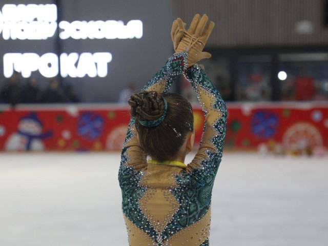 Фигуристы устроили праздничное шоу на катке в Наро-Фоминске