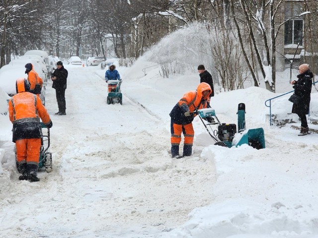 В Протвине устраняют последствия снежного циклона: в работе десятки людей и техника