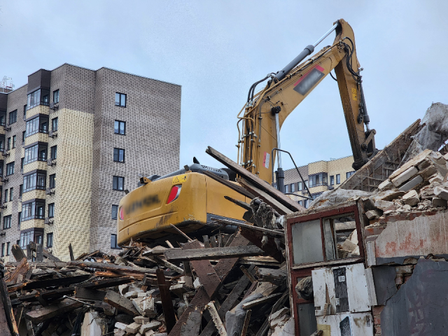 В Подольске снесли аварийный дом на Циолковского: как проходили работы