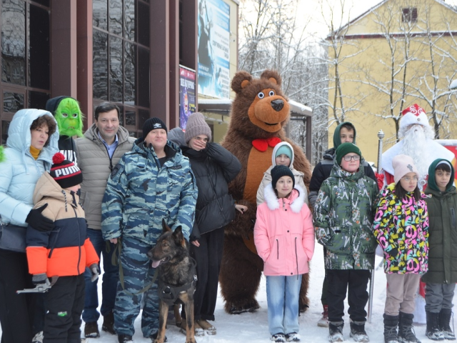 Полицейский Дед Мороз и собака Тодас устроили праздник для приемных детей в Наро-Фоминске