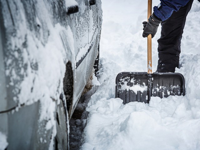 В Люберцах расчищенные парковочные места «резервируют» елками и коробками