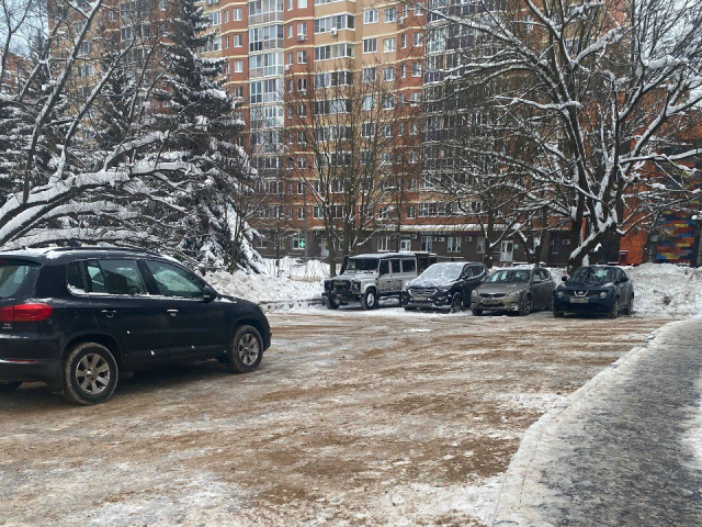 В Селятине усилиями коммунальщиков и жителей расчистили двор и автостоянку