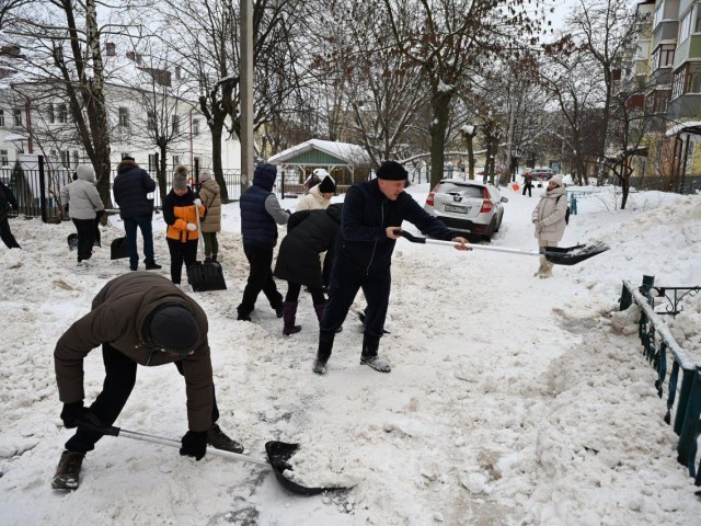 Сенную площадь и улицу Ворошилова расчистили чиновники Серпухова на субботнике