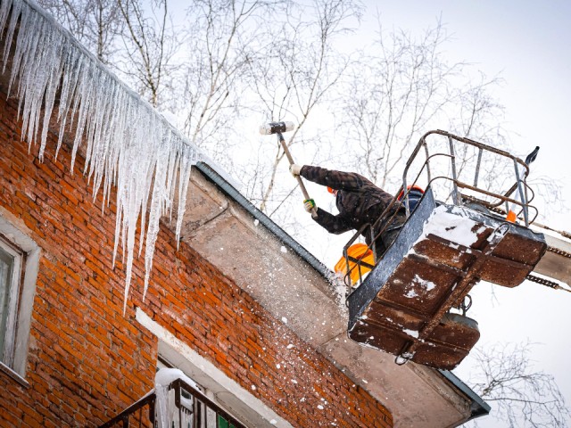 Крыши шести домов на Центральной улице очистили от наледи и сосулек