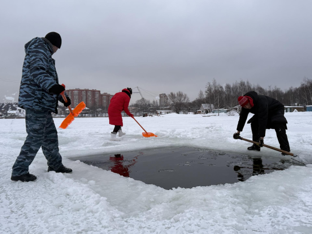 Прорубь на Кореневском карьере в Люберцах: как готовят место для крещенских купаний