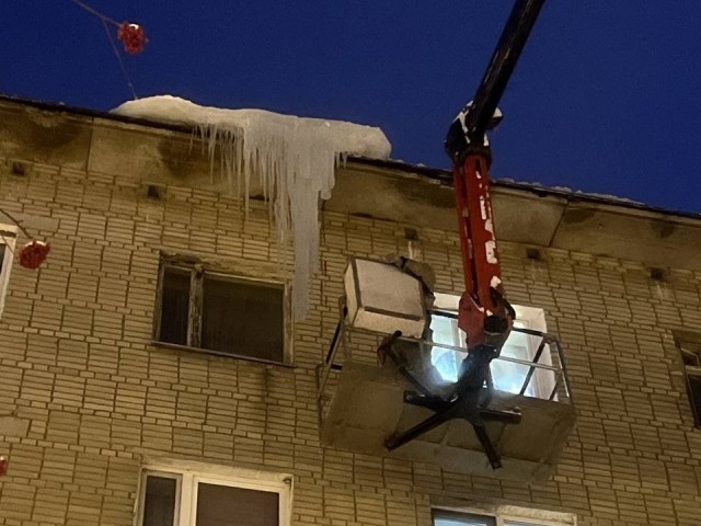 На автовышке и со страховкой: как сбивали огромную сосульку с пятиэтажки на улице Гагарина