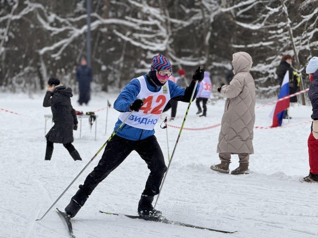 Лыжня зовет: любители и профессионалы ринулись в Рождественскую гонку