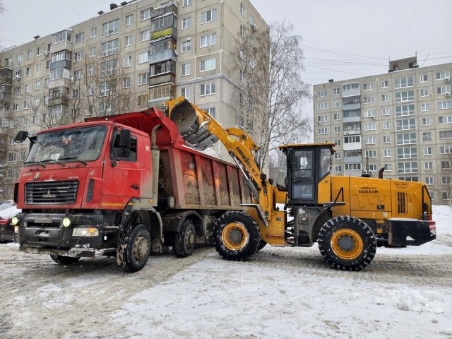 За смену водитель вывозит до 15 самосвалов со снегом: коммунальщики расчищают дворы Орехово-Зуева