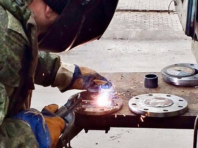 Вода вместо шампанского: подмосковные специалисты встретили Новый год, ремонтируя трубы в ДНР