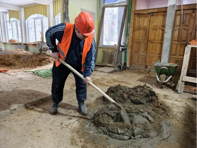 В школе №20 Орехово-Зуева работы по капремонту идут на всех этажах здания