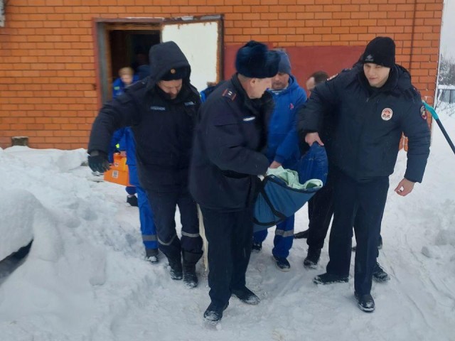 Особая миссия в Данилове: спасатели помогли медикам эвакуировать пациентку с весом более 160 кг