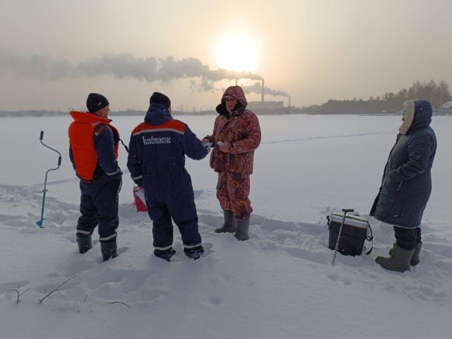 Лед тоньше азарта: как спасатели учат любителей зимней рыбалки правилам безопасности