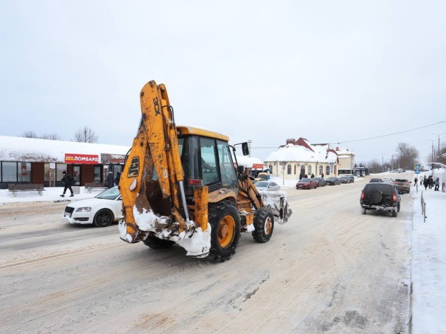 Дорожные службы Каширы восстанавливают ширину дорог после снегопада