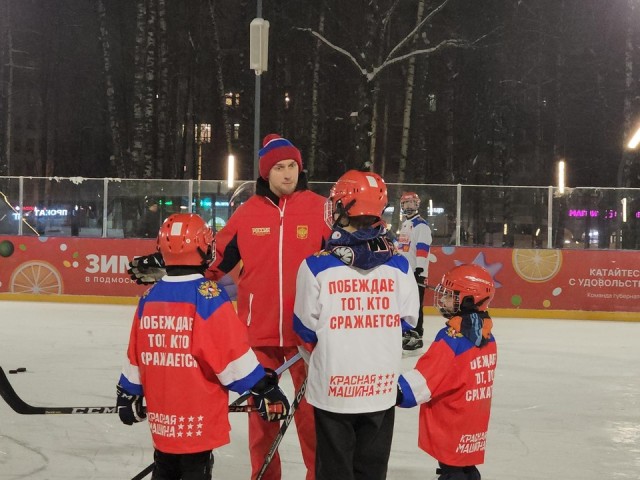 Первый лед и первая шайба: дети Лобни вышли на хоккейные тренировки