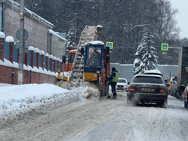 Без пауз и выходных: как в округе борются со снежными завалами