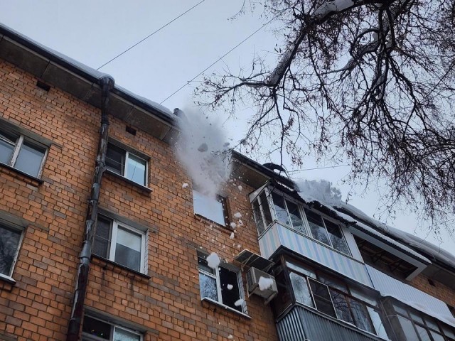 Альпинисты вышли на борьбу с сосульками на зданиях Мытищ