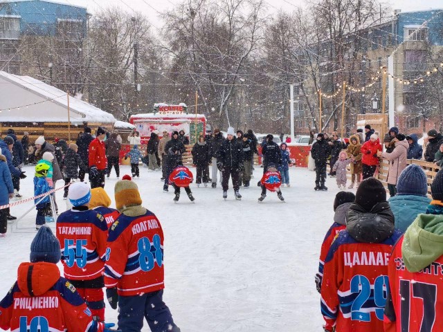 Новогодняя сказка на льду: чем притягивает посетителей каток у «Искры»?