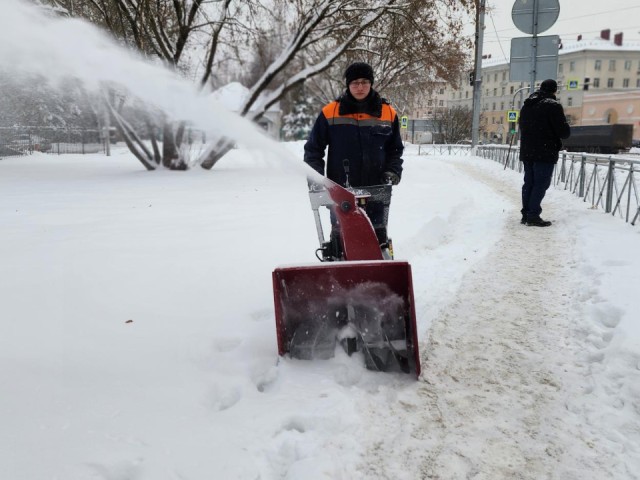 Современные снегоуборщики облегчили работу коммунальщикам Клина