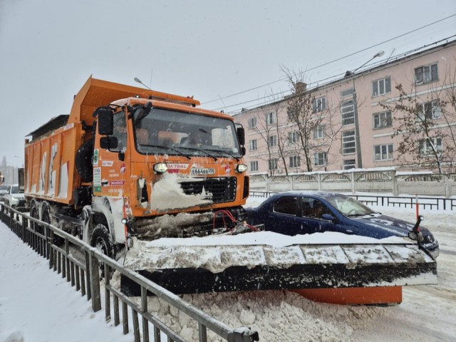 В Орехово-Зуеве коммунальные службы продолжают бороться с последствиями снегопада