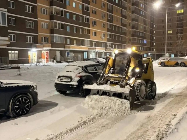 Более 150 единиц техники вывели на дороги Щелкова для борьбы со снегопадом