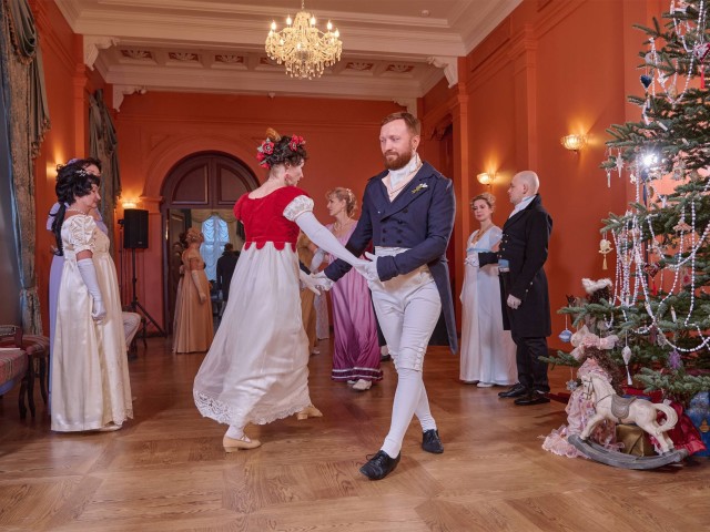 Кадриль и контраданс станцевали воскресенцы на историческом балу XIX века в усадьбе Кривякино
