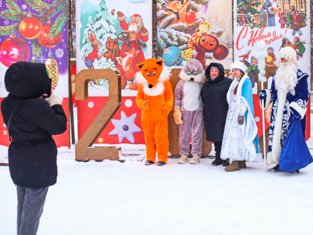 Сказочные персонажи встретили Новый год в зарайском парке