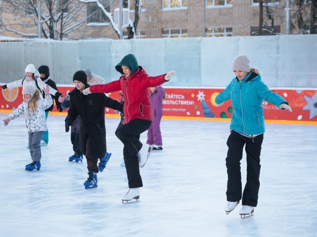 Скользить красиво научили школьников Звездного городка знаменитые фигуристки