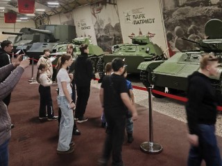 Настоящие танки и самолеты вместо игрушек: что показали детям в ходе уникального путешествия в Парк «Патриот»