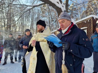 Моржи Балашихи первыми окунулись в освященную воду Пехорки