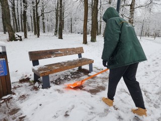 Алые береты и лопаты: юнармейцы дружно расчистили территорию вокруг памятника им. Г.М. Стрекалова