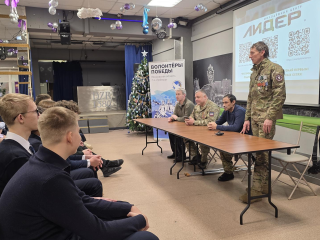 В Дзержинском школьники примерили снаряжение участников СВО и попробовали армейский паек
