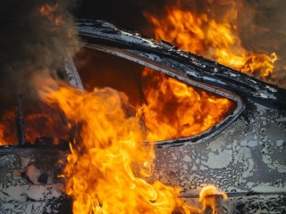 Рядом с комплексом «Велтон Парк» загорелся автомобиль: пожарные работают на месте происшествия