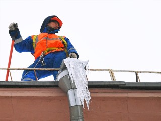 Альпинисты выйдут на борьбу с сосульками на домах квартала Маяковского в Звенигороде