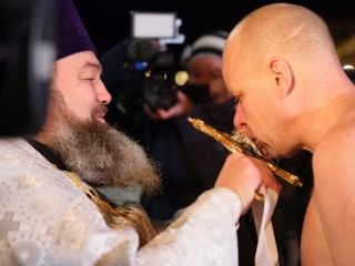 Мужчины против женщин: кто планирует чаще окунаться в прорубь на Крещение