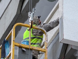 В Старом Городке завершается утепление фасада легендарной спортшколы