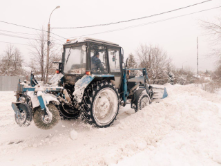 Коммунальные службы округа круглосуточно расчищают снег