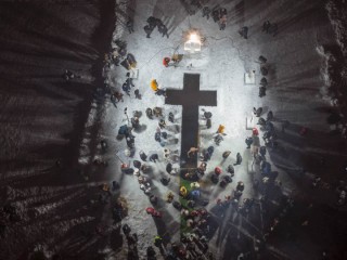 Народу хоть отбавляй: крещенские купания стартовали в Подмосковье