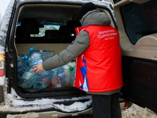 «Не у каждого есть возможность добраться до колодца»: в Рузе волонтеры привезли воду матери участника СВО