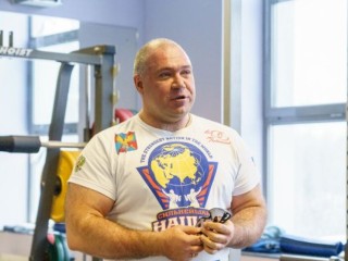 «Русский Халк» на плечах штангу держит, а зубами арматуру гнет: анонс яркого шоу в Люберцах