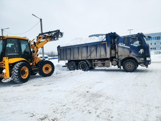 Снег из Пущина вывозят с помощью двадцатитонного самосвала